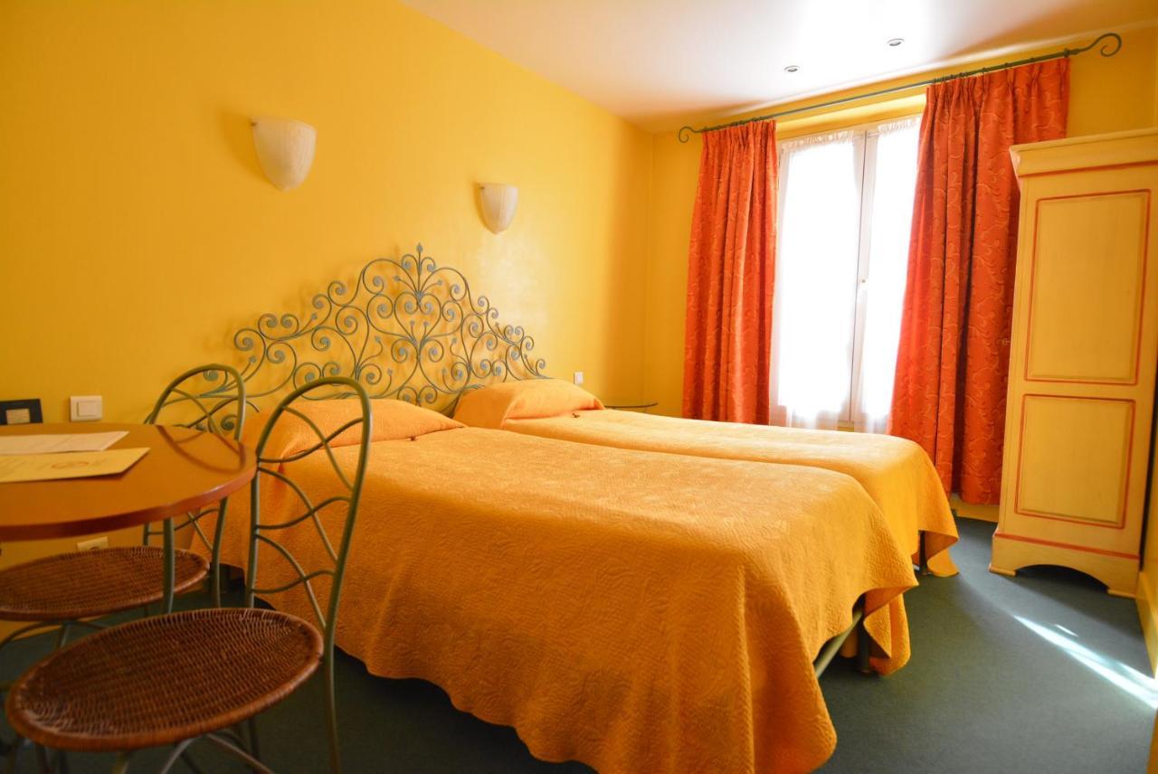 Tweepersoonskamer met 2 Aparte Bedden en Eigen Douche en Toilet
